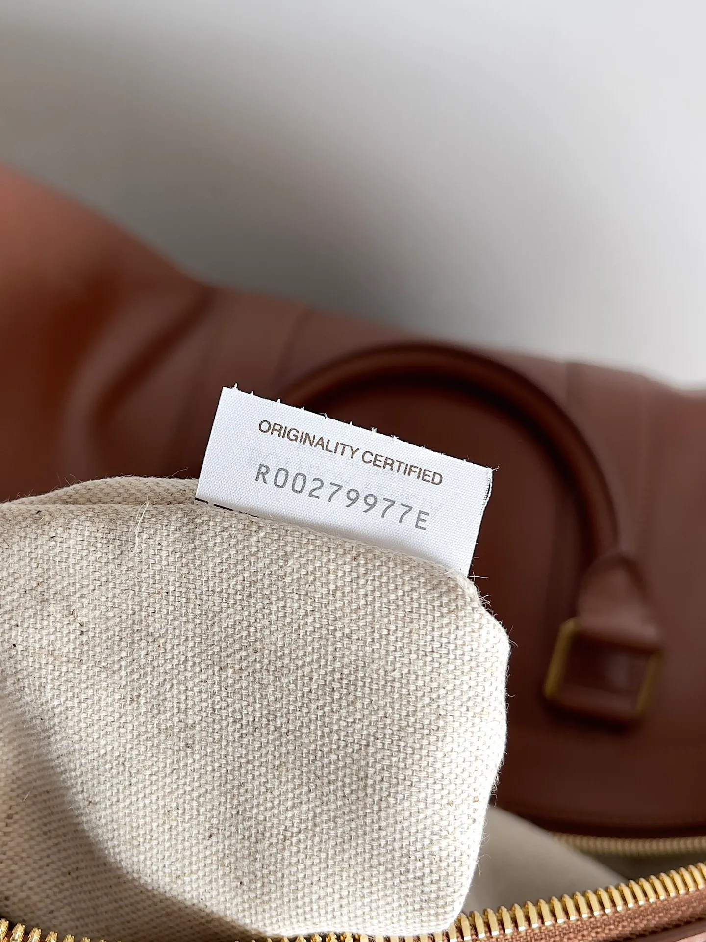 Batch 3240 Bottega Veneta's new travel bag is a super retro glossy leather travel bag with leather piping of the same color, equipped with handles and shoulder straps of the same color, double zipper closure, classic design, simple and elegant, the leather is soft and durable, and it adds a unique texture as time goes by. In terms of capacity, it can fully meet daily needs, and its practicality is perfect💯. Carrying it on your back will always turn heads when you go out. Style number: 795287 (650066) Size: 55*29*24cm